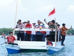 HUT ke-80 RI, Bupati Takalar Bagikan Bendera dan Lepas Pawai Perahu Merah Putih