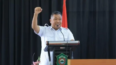Bupati Takalar Firdaus Daeng Manye Ajak Warga Semarakkan HUT Ke-81 RI dengan Kibarkan Merah Putih